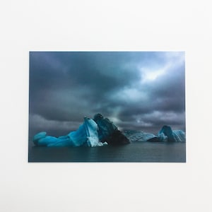 carte postale glacée | Photographie de paysage, nature, glace, lac, lagune, couleurs changeantes