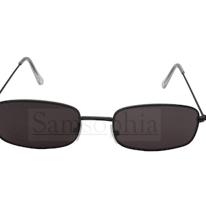 Unisex donker getinte zonnebril voor volwassenen met zwart montuur. UV400-bescherming.  SMCL077