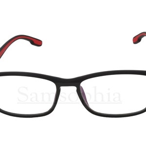 Op de afbeelding: Zwarte rechthoekige bril met rode accenten op de pootjes. De glazen zijn helder.