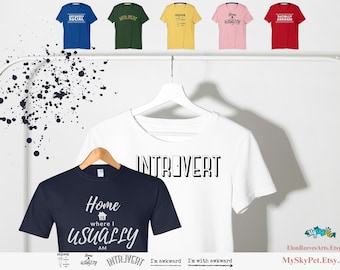 Lustig Introvertiert T-Shirt Stay Home Humor | Unbeholfene Persönlichkeit Tee | Sozial ungeschicktes Geschenk, schüchterne Person Shirt, introvertiertes Leben