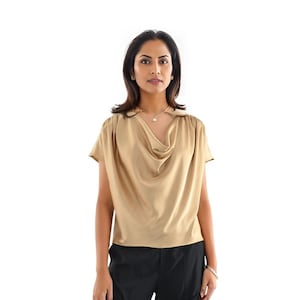 Tara blouse met gedrapeerde hals en korte mouwen (lichtgoud)