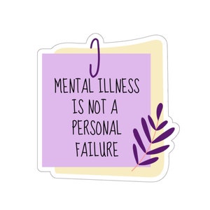 Puede incluir: Una pegatina con el texto "MENTAL ILLNESS IS NOT A PERSONAL FAILURE" en negro sobre un fondo lila claro. Tambi&eacute;n se incluye un clip p&uacute;rpura y un dise&ntilde;o de hoja p&uacute;rpura.