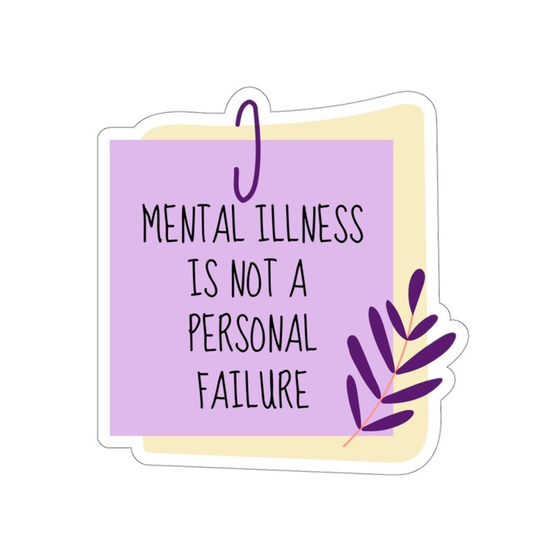 Puede incluir: Una pegatina con el texto "MENTAL ILLNESS IS NOT A PERSONAL FAILURE" en negro sobre un fondo lila claro. Tambi&eacute;n se incluye un clip p&uacute;rpura y un dise&ntilde;o de hoja p&uacute;rpura.