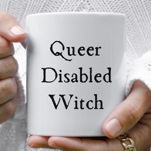 Taza de cerámica de Halloween, bruja queer con discapacidad, taza del orgullo LGBTQ, regalos de brujas adorables, tazas de temporada espeluznante, regalo para enfermedades crónicas, taza para personas con discapacidad