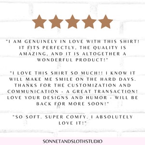 Peut inclure: Cinq &eacute;toiles pour un t-shirt avec le texte suivant : "Je suis vraiment amoureuse de ce t-shirt ! Il me va parfaitement, la qualit&eacute; est incroyable, et c'est un produit vraiment g&eacute;nial !"  "J'adore ce t-shirt !! Je sais qu'il me fera sourire les jours difficiles. Merci pour la personnalisation et la communication - une excellente transaction ! J'adore vos designs et votre humour - je reviendrai bient&ocirc;t pour en commander d'autres !" "Tellement doux. Super confortable. Je l'adore !"