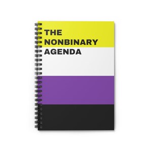 Op de afbeelding: Een spiraalgebonden notitieboek met een gele, witte, paarse en zwarte omslag. De omslag heeft de tekst "THE NONBINARY AGENDA" in zwart.