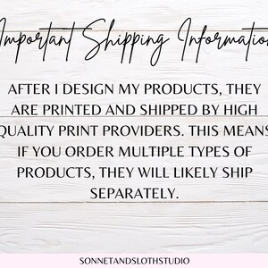 Puede incluir: Texto sobre un fondo de madera blanca con las palabras "Important Shipping Information" en la parte superior. El texto explica que despu&eacute;s de que el vendedor dise&ntilde;a sus productos, estos se imprimen y env&iacute;an por proveedores de impresi&oacute;n de alta calidad. Esto significa que si se ordenan varios tipos de productos, es probable que se env&iacute;en por separado. El texto termina con el nombre de la tienda del vendedor, "SONNETANDSLOTHSTUDIO".