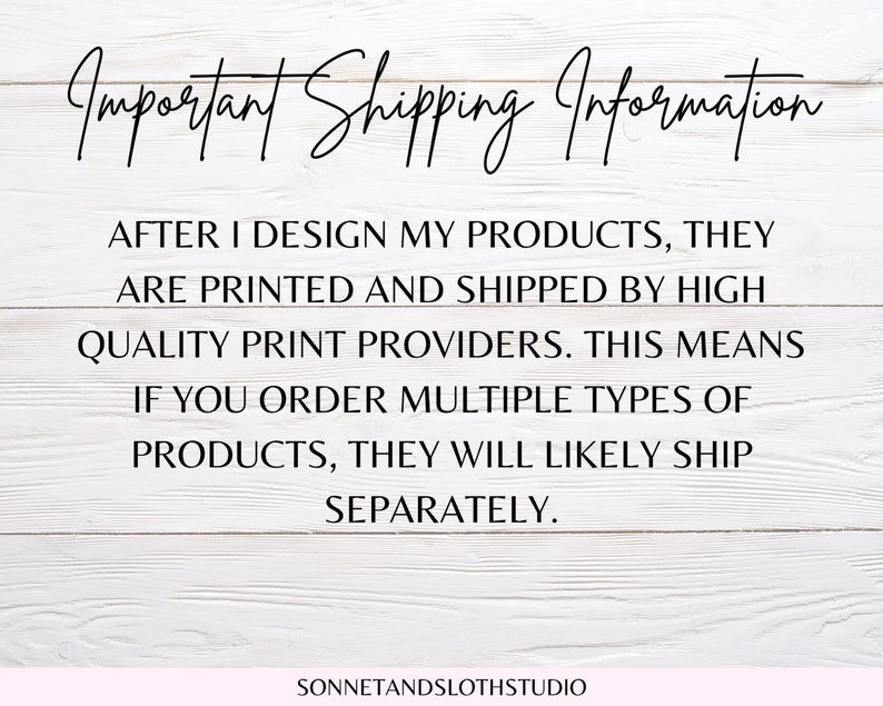 Puede incluir: Texto sobre un fondo de madera blanca con las palabras "Important Shipping Information" en la parte superior. El texto explica que despu&eacute;s de que el vendedor dise&ntilde;a sus productos, estos se imprimen y env&iacute;an por proveedores de impresi&oacute;n de alta calidad. Esto significa que si se ordenan varios tipos de productos, es probable que se env&iacute;en por separado. El texto termina con el nombre de la tienda del vendedor, "SONNETANDSLOTHSTUDIO".