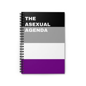 以下が含まれることがあります： 黒、グレー、白、紫の表紙のスパイラルバインダーノート。表紙には「THE ASEXUAL AGENDA」の文字が書かれています。