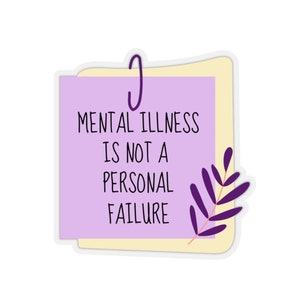 Puede incluir: Una pegatina con el texto "MENTAL ILLNESS IS NOT A PERSONAL FAILURE" en negro sobre una nota adhesiva lila. La nota est&aacute; sujeta a una nota adhesiva amarillo p&aacute;lido con un clip morado. Un dise&ntilde;o de hoja morada est&aacute; a la derecha.