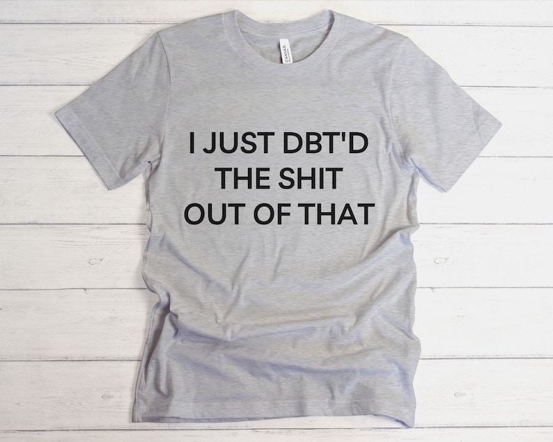 Puede incluir: Una camiseta gris con el texto "I JUST DBT'D THE SHIT OUT OF THAT" impreso en negro.