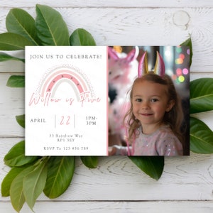 Photographie arc-en-ciel personnalisée fête d'anniversaire pour filles roses, invitations pour cartes, fête du coeur pour enfants, style bohème mignon pour enfants