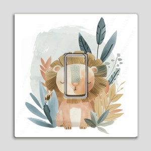 Op de afbeelding: Een lichtschakelaarcover met een aquarel illustratie van een leeuwenwelp omringd door bladeren. De leeuw heeft een bruine manen en een lichtroze lichaam. De achtergrond heeft een lichtblauwe wassing.