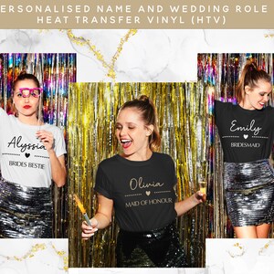Pode incluir: T-shirts brancas e pretas com nomes personalizados e funções de casamento. O texto inclui "Alyssia BRIDES BESTIE", "Olivia MAID OF HONOUR" e "Emily BRIDESMAID". As camisas são usadas por mulheres em frente a um fundo dourado e prateado.