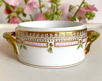 Flora Danica Heirloom, collection Royal Copenhagen n° 3502. Sucrier ouvert très rare avec poignées, bordure dorée et accent rose pastel