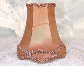 Französisch Pariser Boudoir Apricot Pink Clip auf Satin Petite Lampenschirm mit Zierleiste und Goldakzent. Alters- und Gebrauchsspuren. Bitte Fotos beachten!