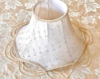 Tissu en coton à oeillets en dentelle vintage parisien chic, abat-jour français sans clip blanc grisâtre avec rembourrage. Tissu et garniture de perles