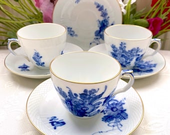 First Class Gold Trim No. 1870 Royal Copenhagen Cup and Saucer Set Classic Curved Blue Flower &quot;Blå Blomst&quot; Assorted Motive. Read Description