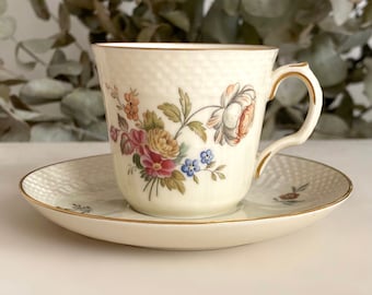 Ensemble de tasses à café et soucoupes de première classe Pivoine verte et orange Frijsenborg Royal Copenhagen. La coupe a des cheveux fins ne convient pas aux liquides et aux fuites