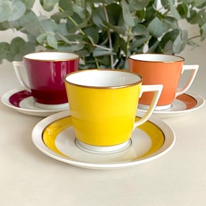 1960er Danish Modern Mokkatassen mit Untertassen. Erste Klasse von Royal Copenhagen. Wählt Farbe(n) in den Menüoptionen aus!