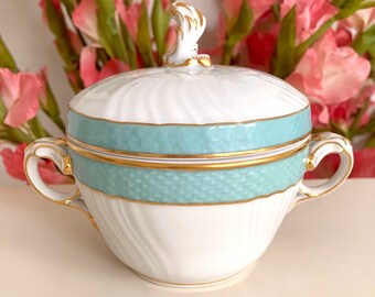 Sucrier avec couvercle turquoise pastel avec poignées et bordure dorée. Très rare porcelaine blanche incurvée Royal Copenhagen peinte à la main des années 1930 et 1940