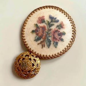 Miroir de poche ancien de style victorien : rose brodée, laiton doré