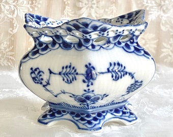 Sucrier ouvert sur pied bleu Royal Copenhagen entièrement en dentelle et cannelé. vintage n° 1112 rare objet de collection classique