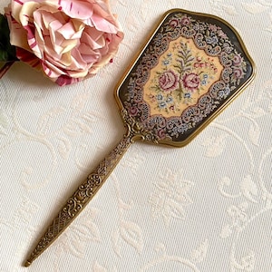 Espelho de mão romântico em latão dourado, colecionável, com linda ornamentação botânica. Tapeçaria escandinava com peônia rosa.