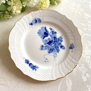 First Class No. 1626 Classic Curved &quot;Blå Blomst&quot; Blue Flower Motive. Royal Copenhagen Cake/Side Plate. Has Tiny Flaw. Please See Photos!