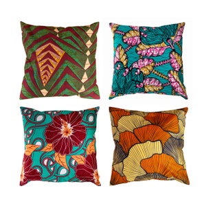 Può includere: Quattro cuscini decorativi con diversi motivi. I cuscini sono tutti quadrati e hanno uno sfondo bianco. Il primo cuscino ha un motivo geometrico verde, rosso e giallo. Il secondo cuscino ha un motivo floreale blu, rosa e giallo. Il terzo cuscino ha un motivo floreale verde, rosso e arancione. Il quarto cuscino ha un motivo geometrico giallo, arancione e marrone.
