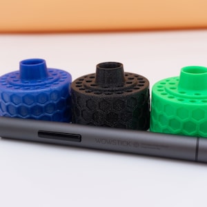 Puede incluir: Un destornillador eléctrico gris con el texto "WOWSTICK 1F" en el lateral, junto a tres contenedores hexagonales en azul, negro y verde.