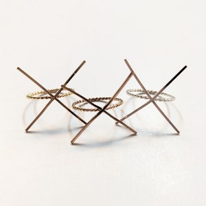 Twisted band prong ring