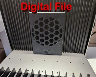 Könnte beinhalten: Ein schwarzes 3D-gedrucktes Objekt mit einem Wabenmuster und einem kleinen Logo. Das Objekt befindet sich auf einer grauen Oberfläche mit schwarzem Hintergrund.