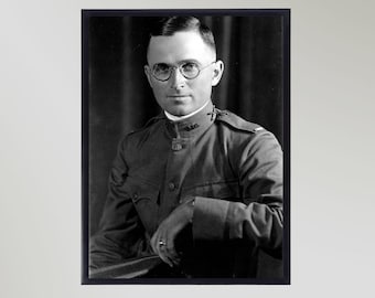 Könnte beinhalten: Schwarzweißes Porträtfoto eines Mannes in Militäruniform und Brille. Er blickt direkt in die Kamera.