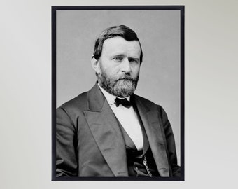 Pode incluir: Fotografia em preto e branco de um retrato de Ulysses S. Grant, o 18º presidente dos Estados Unidos. Ele está vestindo um terno escuro com gravata borboleta e tem uma barba espessa.