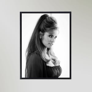 Raquel Welch Print Poster Picture Gift In Various Sizes Unframed