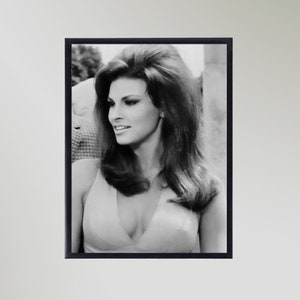 Raquel Welch (1968) Print Poster Picture Gift In Various Sizes Unframed