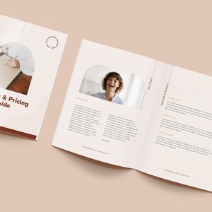 Puede incluir: Un folleto con fondo blanco y texto marr&oacute;n. El folleto est&aacute; abierto para mostrar las p&aacute;ginas interiores. La p&aacute;gina izquierda tiene el t&iacute;tulo "= & Pricing Guide" y la p&aacute;gina derecha tiene el t&iacute;tulo "About Me" y "Timeline & Process". El folleto tambi&eacute;n incluye una foto de una mujer sonriendo.
