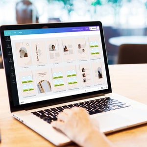 Puede incluir: Un ordenador port&aacute;til con un fondo blanco y una pantalla que muestra una plantilla de cartera digital. La plantilla incluye una tabla de contenido, una p&aacute;gina de portada, un estudio de caso, testimonios de clientes y secciones de creaci&oacute;n de contenido de cartera. El port&aacute;til est&aacute; sobre una mesa de madera.