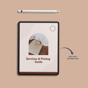 Puede incluir: Una tableta digital que muestra una gu&iacute;a de servicios y precios con fondo blanco y detalles marrones. La gu&iacute;a presenta una foto de una mano escribiendo en un cuaderno. El texto "Services & Pricing Guide" se muestra en una fuente marr&oacute;n. Una flecha apunta al texto "Descarga instant&aacute;nea".