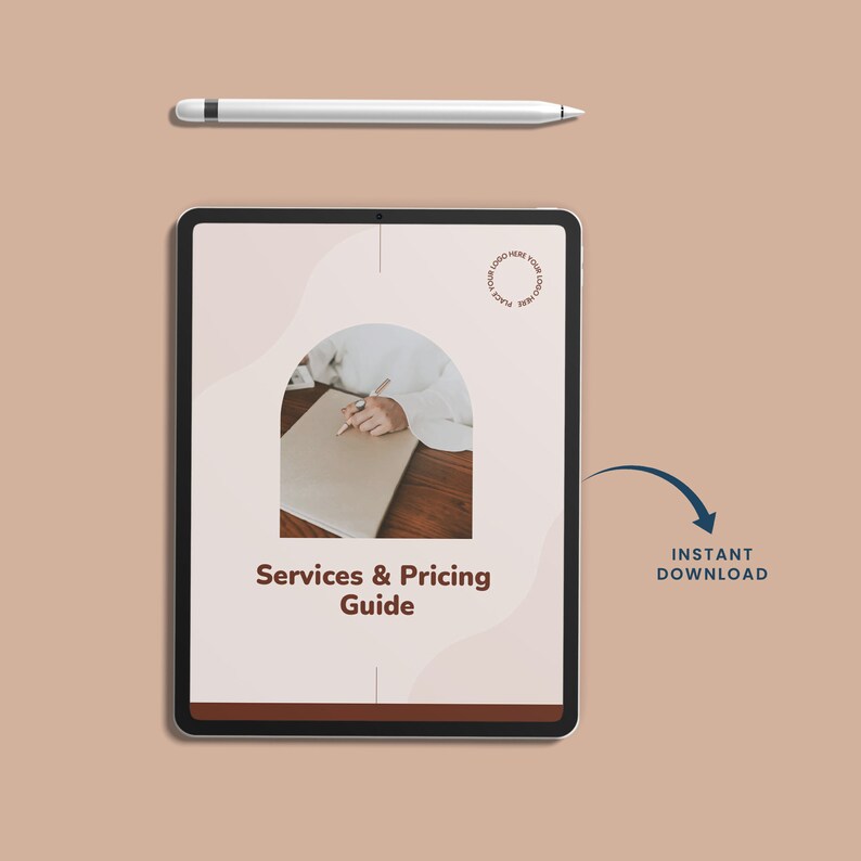 Puede incluir: Una tableta digital que muestra una gu&iacute;a de servicios y precios con fondo blanco y detalles marrones. La gu&iacute;a presenta una foto de una mano escribiendo en un cuaderno. El texto "Services & Pricing Guide" se muestra en una fuente marr&oacute;n. Una flecha apunta al texto "Descarga instant&aacute;nea".