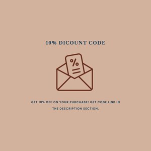 Puede incluir: Un sobre marr&oacute;n con un papel blanco dentro que tiene un signo de porcentaje y tres l&iacute;neas. El texto "10% DICOUNT CODE" est&aacute; por encima del sobre y el texto "GET 10% OFF ON YOUR PURCHASE! GET CODE LINK IN THE DESCRIPTION SECTION." est&aacute; por debajo del sobre.