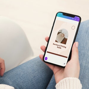 Puede incluir: Un tel&eacute;fono inteligente que muestra un documento digital con el t&iacute;tulo "Servicios y precios". El documento presenta una foto de una mano escribiendo en un bloc de notas.