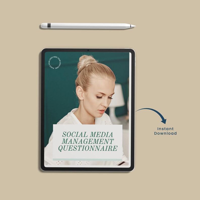Pode incluir: Um tablet digital que exibe um fundo azul esverdeado com um c&iacute;rculo branco contendo o texto "PLACE LOGO HERE YOUR LOGO HERE". O texto "SOCIAL MEDIA MANAGEMENT QUESTIONNAIRE" &eacute; exibido em branco sobre um ret&acirc;ngulo branco. Uma mulher &eacute; mostrada no fundo, olhando para baixo para um documento. O texto "Download instant&acirc;neo" &eacute; exibido em azul com uma seta apontando para o tablet.