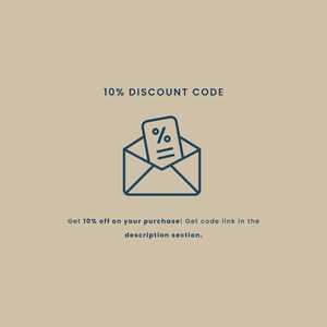 Pode incluir: Um desenho de linha azul de um envelope com um peda&ccedil;o de papel dentro que tem um sinal de porcentagem e tr&ecirc;s linhas. O texto "10% DISCOUNT CODE" est&aacute; acima da imagem e o texto "Get 10% off on your purchase! Get code link in the description section." est&aacute; abaixo da imagem.