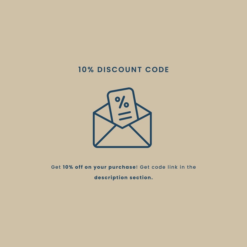 Pode incluir: Um desenho de linha azul de um envelope com um peda&ccedil;o de papel dentro que tem um sinal de porcentagem e tr&ecirc;s linhas. O texto "10% DISCOUNT CODE" est&aacute; acima da imagem e o texto "Get 10% off on your purchase! Get code link in the description section." est&aacute; abaixo da imagem.