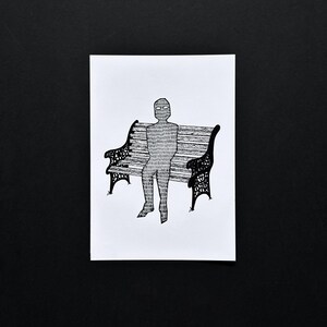 Puede incluir: Un dibujo en blanco y negro de una persona sentada en un banco. La persona está dibujada con un diseño estampado y el banco tiene un diseño detallado.