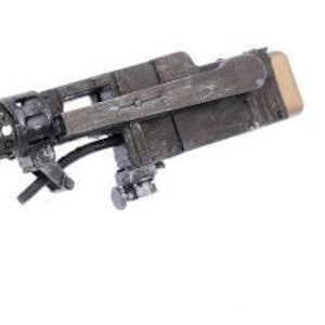 Könnte beinhalten: Ein schwarzes Maschinengewehr aus Metall mit einem perforierten Laufmantel und einem Holzschaft. Die Waffe ist gebraucht und weist sichtbare Gebrauchsspuren auf.