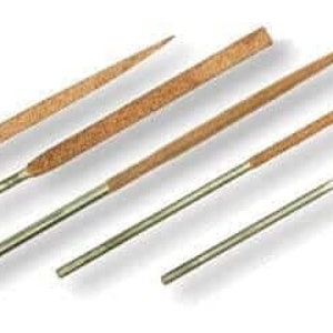 Peut inclure: Ensemble de cinq limes métalliques avec des manches en bois. Les limes ont une forme effilée et une surface texturée pour façonner et lisser les matériaux. Les manches sont de couleur marron clair, et les tiges métalliques sont argentées.