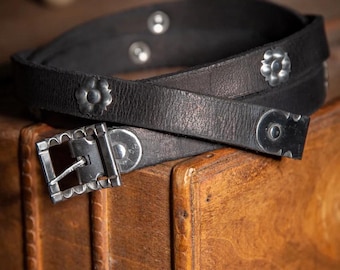 Florally decorated medieval belt, narrow leather belt "Wolfram" 140 cm for LARP, historical clothing, knights | hand-filed buckle